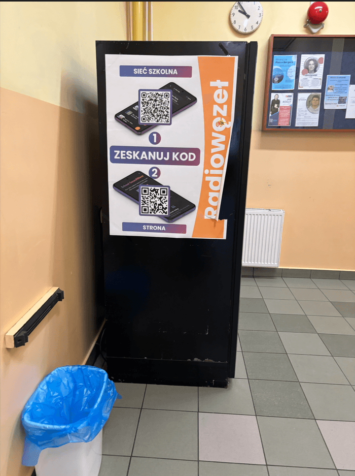 Plakat Radiowęzeł z kodami QR na korytarzu szkolnym
